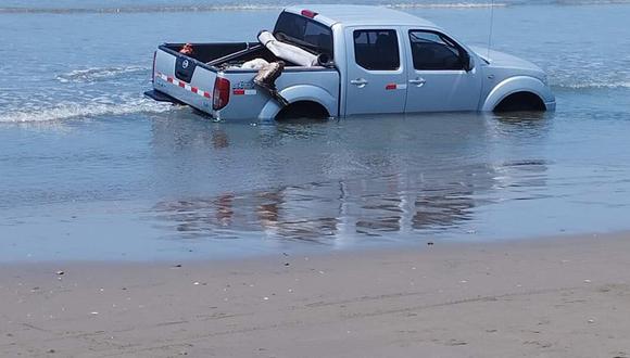 Vehículo se hundió en el mar.