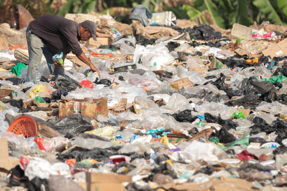 Venezolanos son vistos en el basurero municipal en la ciudad de Pacaraima, Brasil. (EFE)