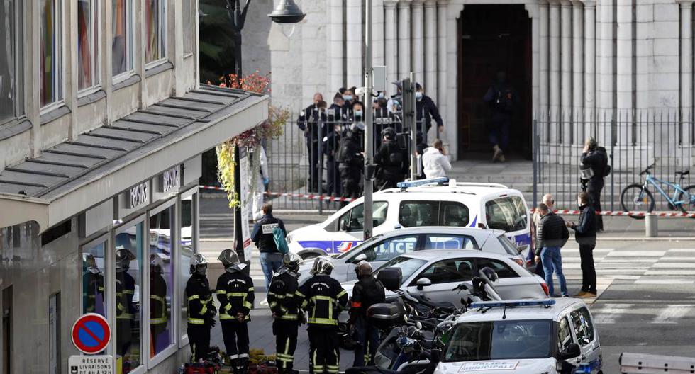 Policías se encuentran en la entrada de la iglesia Basílica de Notre Dame en Niza, Francia, el 29 de octubre de 2020, tras un ataque con cuchillo. (EFE/EPA/SEBASTIEN NOGIER).