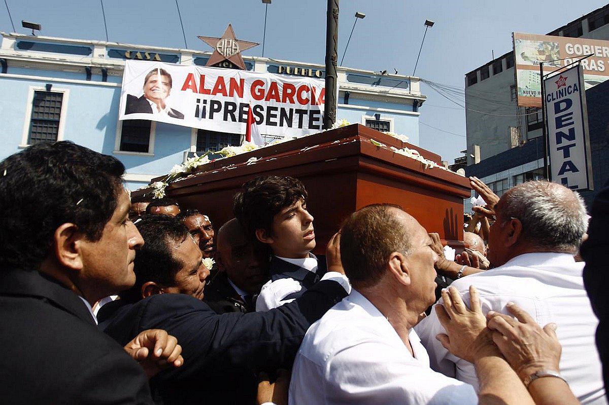 Federico Danton recibió las cenizas de expresidente Alan García y alzó urna ante familiares y apristas