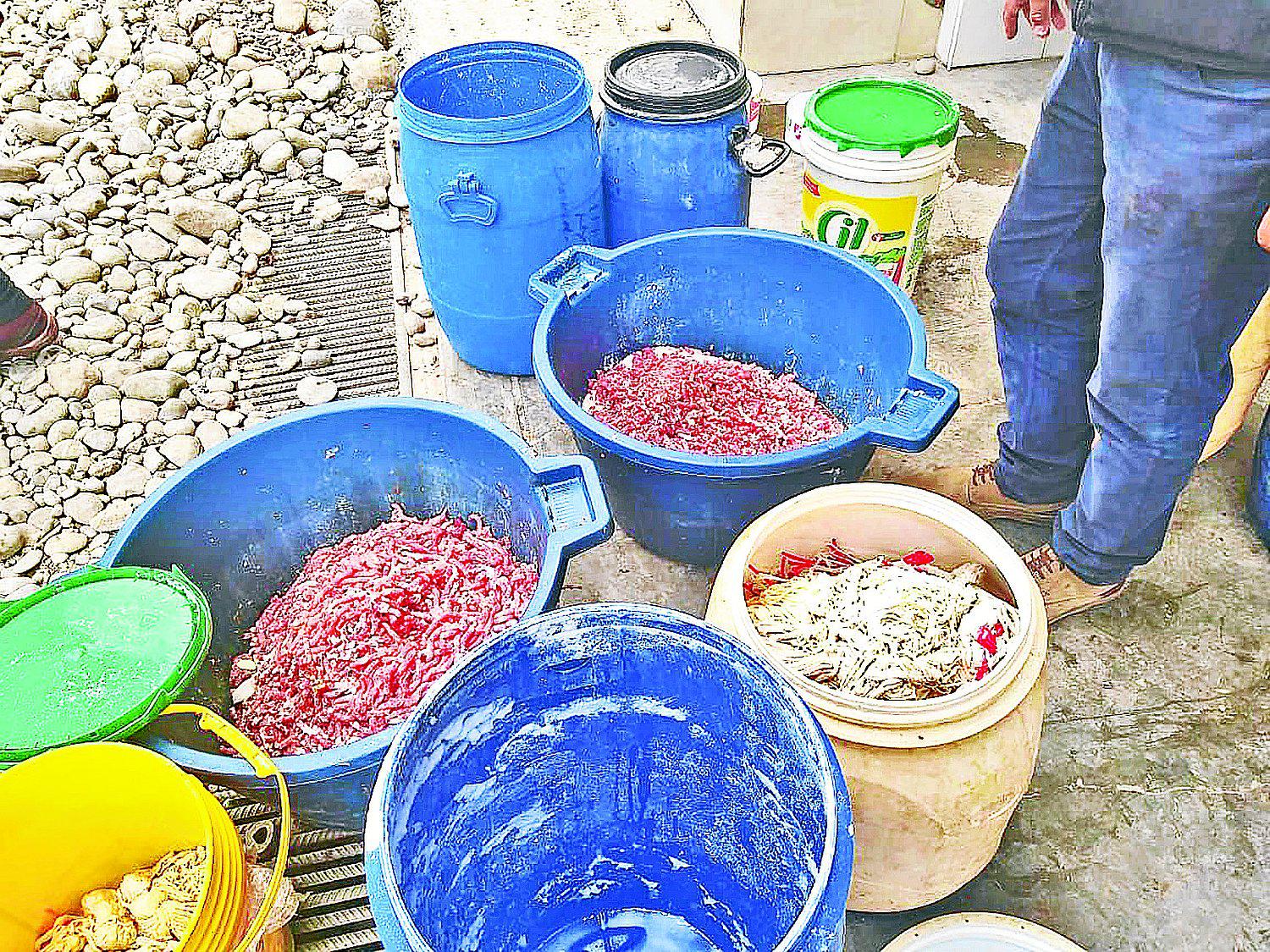 ​En fábrica de embutidos hallan carne molida en mal estado y cucarachas