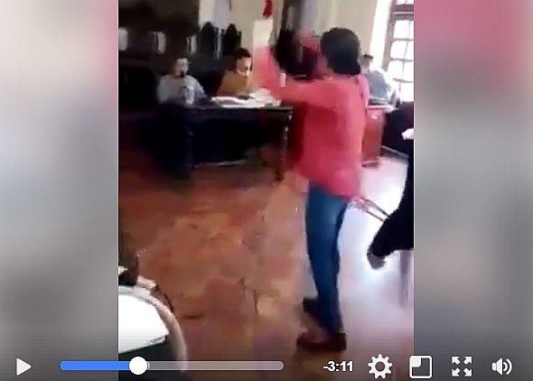 Pobladora increpa a alcalde y regidores de Lambayeque por mala gestión (VIDEO)