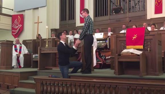 YouTube: Hombre propone matrimonio a su novio en una iglesia (VIDEO)