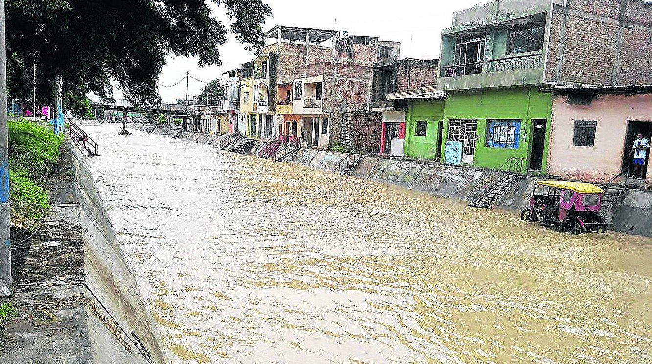 Sullana: Aguas de lluvia y agrícolas rebasan el Canal Vía afectando el casco urbano