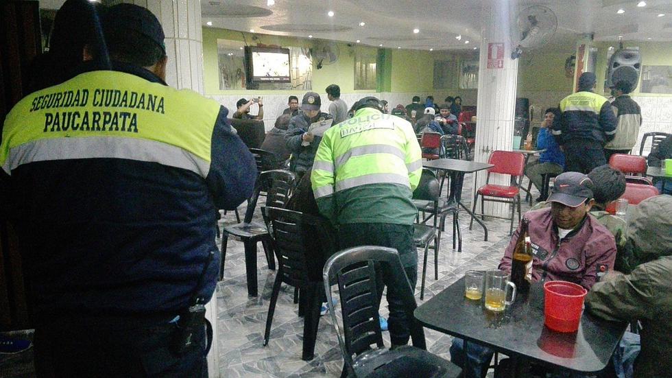Policías detienen a funcionario de Paucarpata durante operativo de cierre de local nocturno