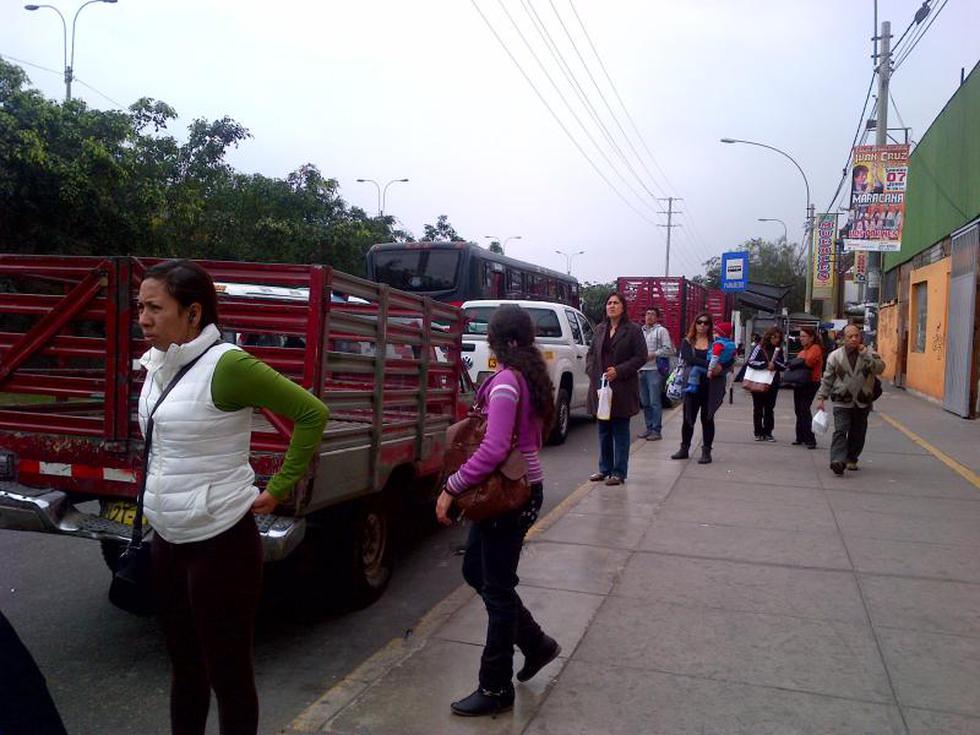 Autos de carga invaden paradero en la avenida Colonial