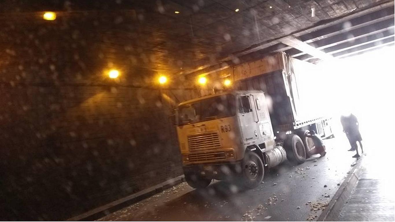 Reportan gran congestión en bypass de Alfonso Ugarte por camión atascado 