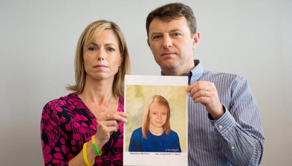Los padres de la niña desaparecida Madeleine McCann, Kate (izquierda) y Gerry McCann (derecha) posan con una representación artística de cómo se vería su hija a la edad de nueve años. (Foto: LEON NEAL / AFP)
