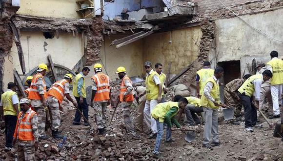 India: edificio cae y sepulta a casi 50 personas