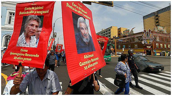 Sendero Luminoso realiza propaganda terrorista y vende su diario en frontis de la municipalidad provincial de Huancayo  