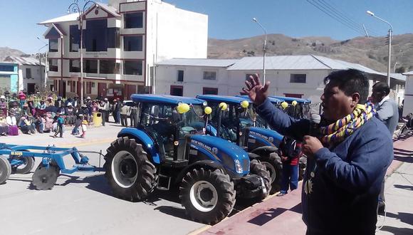 Entregan cuatro tractores en distrito de Chupa