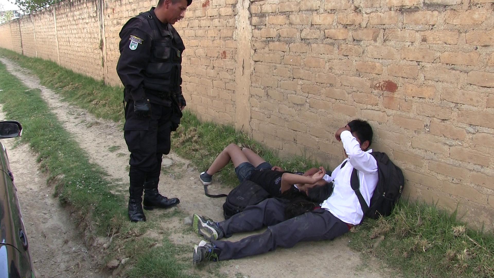 Hallan a escolares durmiendo en plena vía pública (VIDEO)