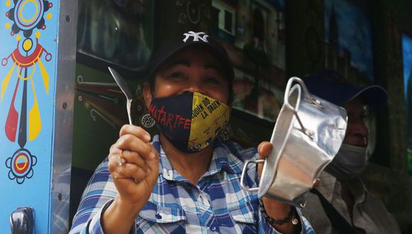 Un grupo de personas participan de una caravana contra las políticas laborales del Gobierno y contra las masacres que se han cobrado la vida de más de 40 personas en los últimos meses, en Medellín. (EFE/Luis Noriega).