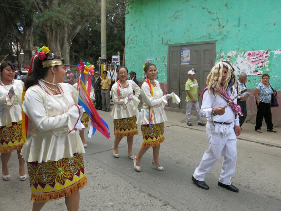 Colonia huamaliana baila a la Virgen del Carmen  