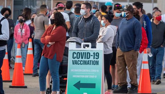 Las personas hacen fila para recibir la vacuna contra el coronavirus COVID-19 en el Miami-Dade College, Florida, Estados Unidos. (Foto: EFE / EPA / CRISTOBAL HERRERA-ULASHKEVICH).