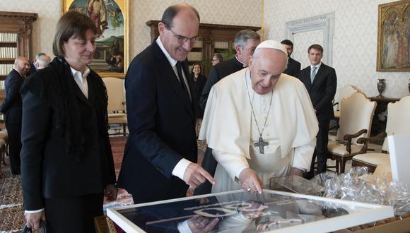 “Para Francisco con mucho cariño”, se leía en la camiseta firmada por Lionel Messi para el papa Francisco. (Foto: VATICAN MEDIA / AFP)