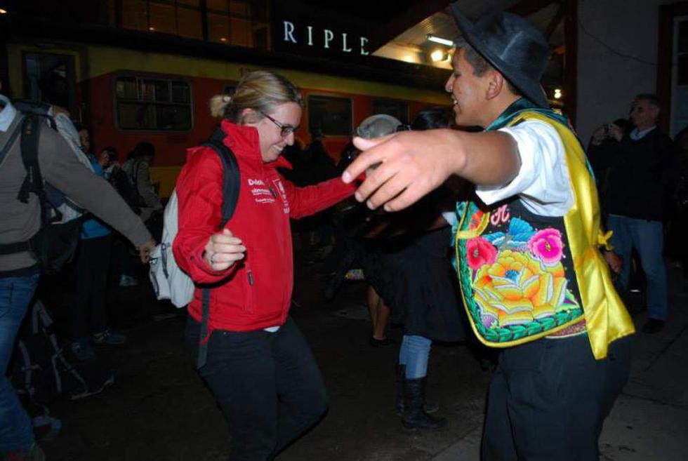 Turistas llegan a Huancayo en tren y bailan Huaylarsh (FOTOS)