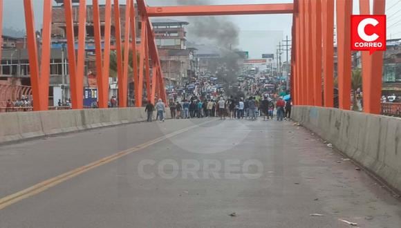 Manifestantes bloquean puente Pichanaqui