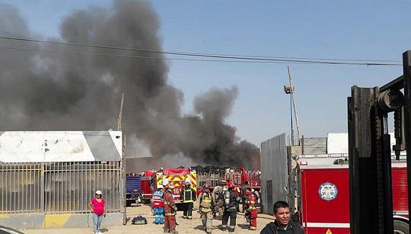 Los Olivos: Incendio consumió nueve camiones en cochera