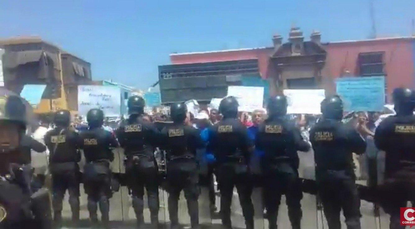 Trabajadores municipales realizan protesta y exigen pago de bono (VIDEO) 
