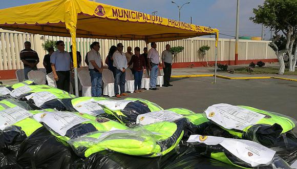 Serenos de  Chimbote reciben nuevos uniformes 