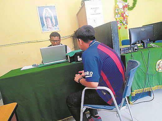 Estafadores despojan de mochila a estudiante