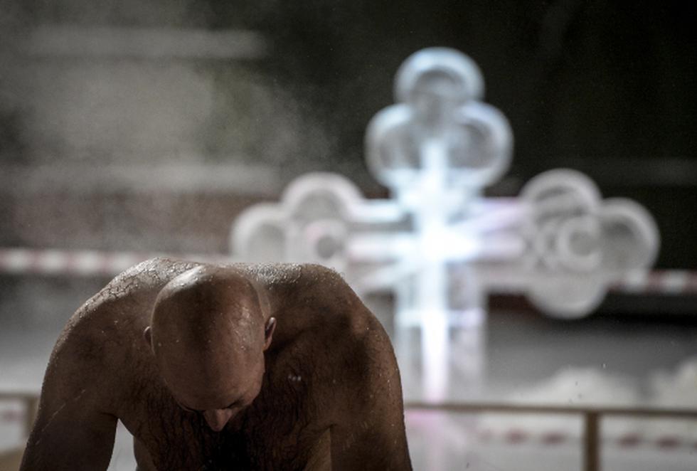 Rusos celebraron la Epifanía con baños en agua helada (FOTOS)