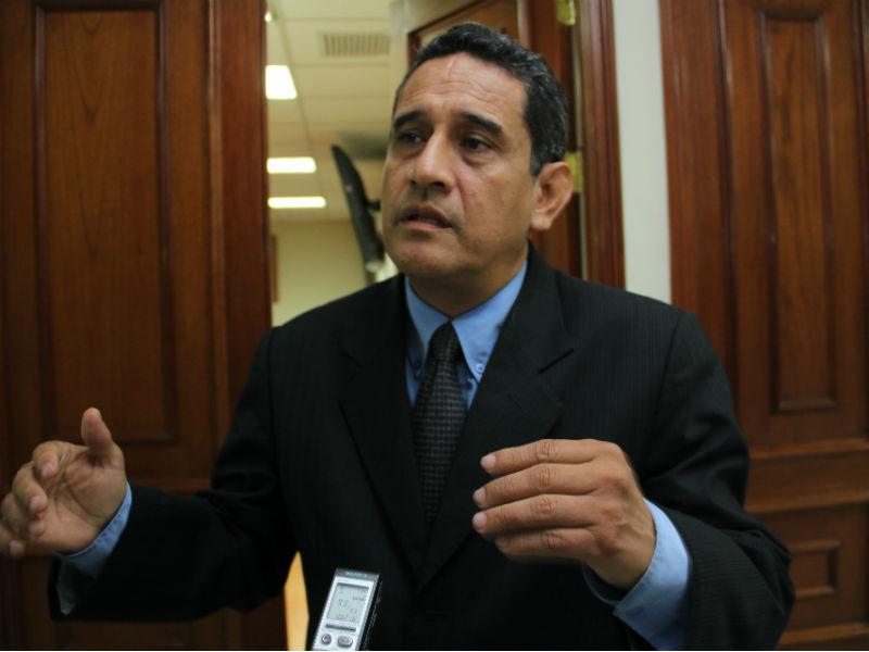 Congresista Mesías Guevara denuncia que es chuponeado