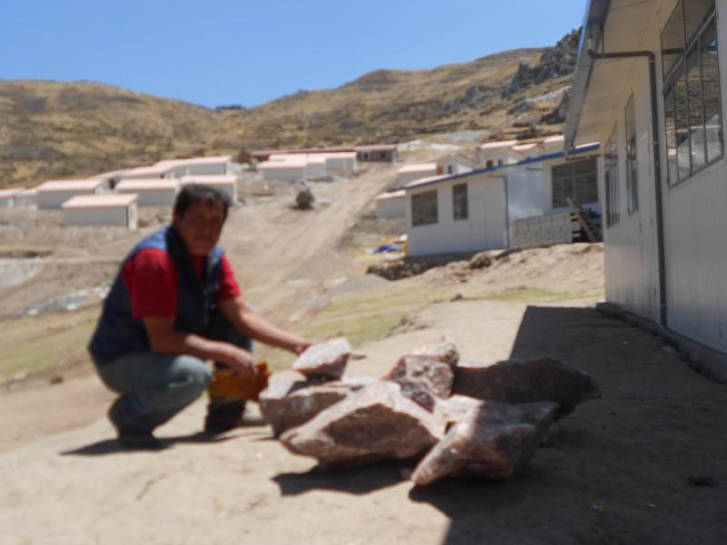 Extraen 10 toneladas de sal de piedra al día en Ollantaytambo