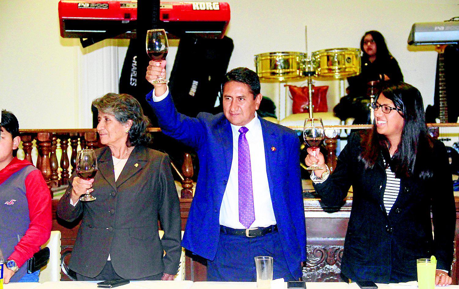 Cerrón festeja cumpleaños con familiares y militantes pero sin ningún regalo