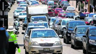 Desde hoy taxis y autoscolectivos  pueden llevar hasta tres pasajeros