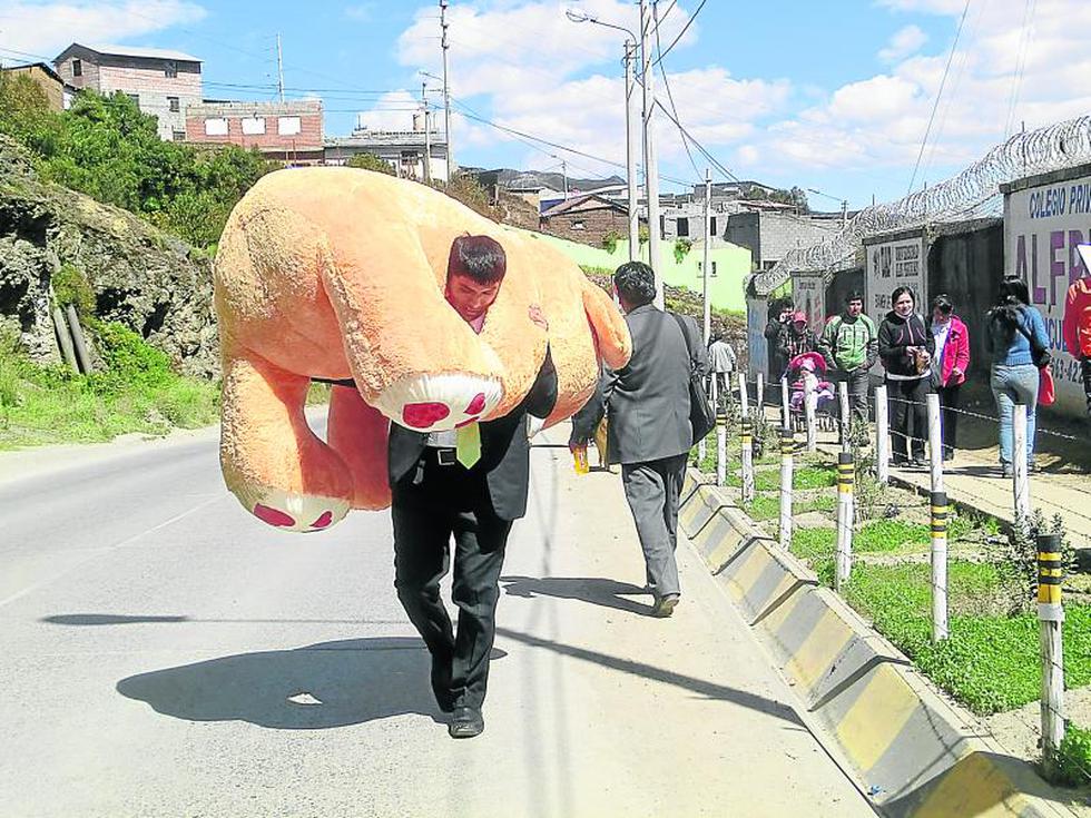 Enamorado camina 7 kms. cargando oso para su amada