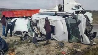 Al menos cinco muertos y 16 heridos deja choque entre minivan y auto en vía Arequipa-Puno (VIDEO)