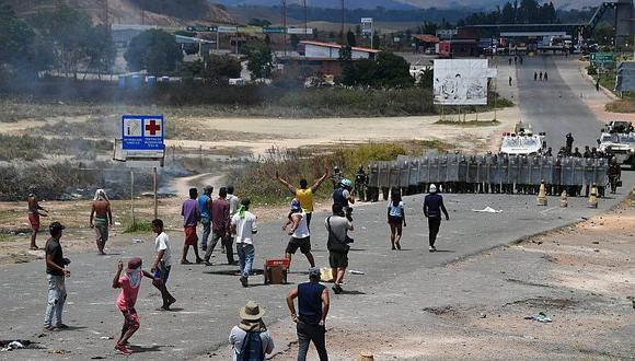 Venezolanos se enfrentan nuevamente a militares chavistas en frontera con Brasil (VIDEO) 