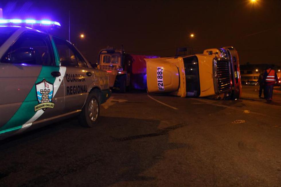 Camión que transportaba productos se volcó en el Callao 