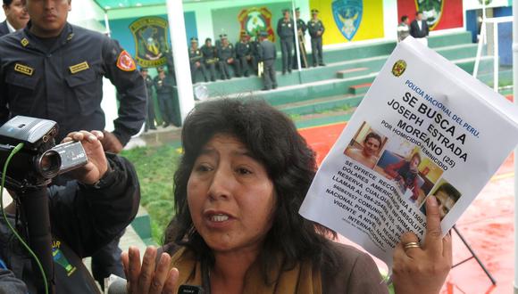 Cusco: Mujer interrumpe conferencia para pedir a jefe policial hallen al asesino de su hija