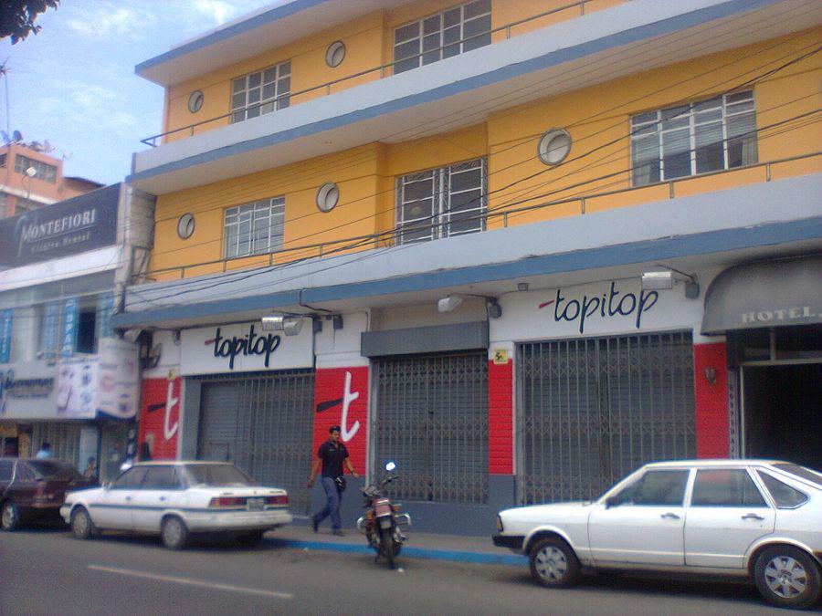 Con forado en pared roban S/.5,000 y ropa de Tienda Topitop 