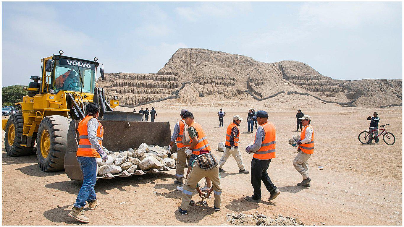 Retiran piedras que dividían Huaca del Sol y La Luna 
