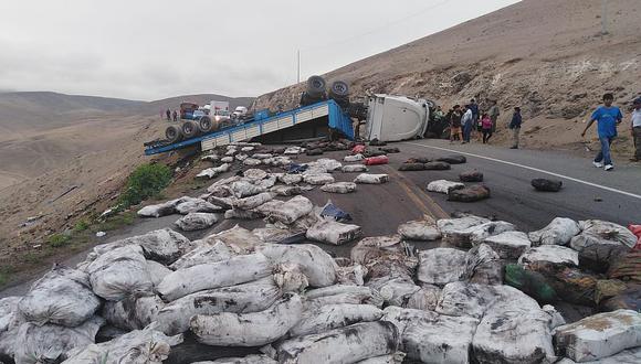 Camión queda volteado restringiendo tránsito en Panamericana Sur