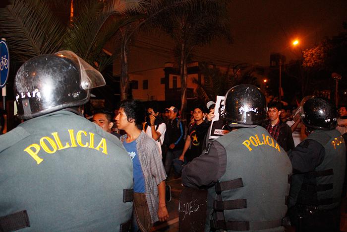 Ley Laboral Juvenil: Policía robó tarjetas de memoria a fotoperiodista de Correo que captó agresión a jóvenes