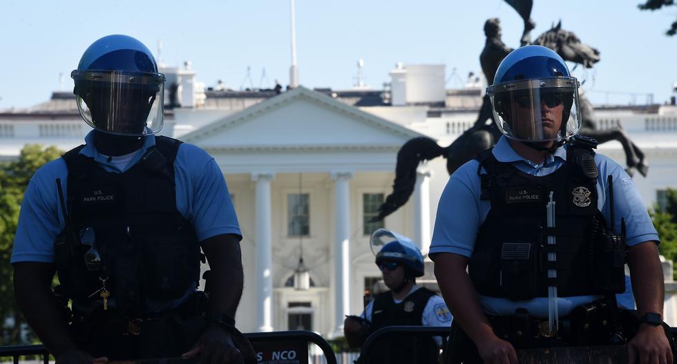 Imagen de archivo del 1 de junio de 2020. La policía custodia el perímetro de la Casa Blanca ante la presencia de numerosos manifestantes. (Foto por Olivier DOULIERY / AFP).