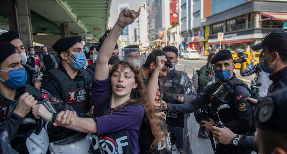 La policía turca detiene a personas durante una manifestación del Primero de Mayo que marca el día internacional del trabajador en Estambul (Turquía), el 1 de mayo de 2021. (BULENT KILIC / AFP).