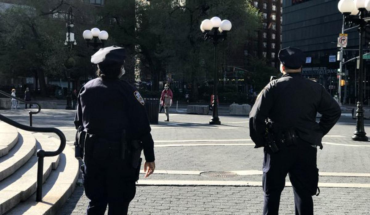 La policía de Nueva York ofrece una recompensa por información que ayude a capturar a ladron que asaltó 21 locales comerciales. (Foto: Twitter @NYPDnews)