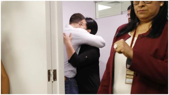 Keiko Fujimori y Mark Vito se dan emotivo abrazo antes de ingresar a la audiencia en la Sala Penal Nacional. (Fotos: Piko Tamashiro)