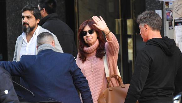 a vicepresidenta de Argentina, Cristina Fernández de Kirchner, saluda hoy a sus simpatizantes mientras sale de su residencia custodiada por un dispositivo de seguridad, en Buenos Aires (Argentina). (Foto de EFE/ Enrique García Medina)