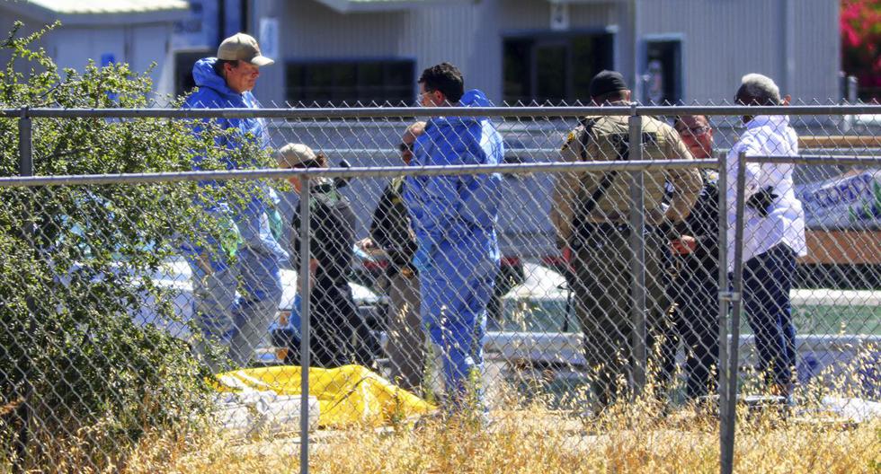 Investigadores de la oficina del Sheriff-Coronor del condado de San Luis Obispo y el Departamento de Policía de Paso Robles investigan un homicidio cerca de las vías del ferrocarril. (David Middlecamp/The Tribune of San Luis).