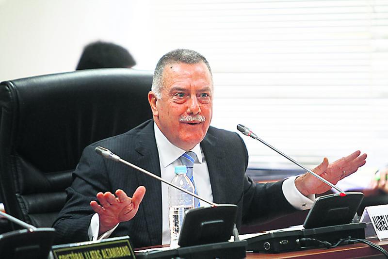 Loret de Mola complica a expresidente Toledo