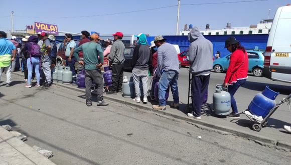 Pobladores madrugan para comprar gas en Arequipa