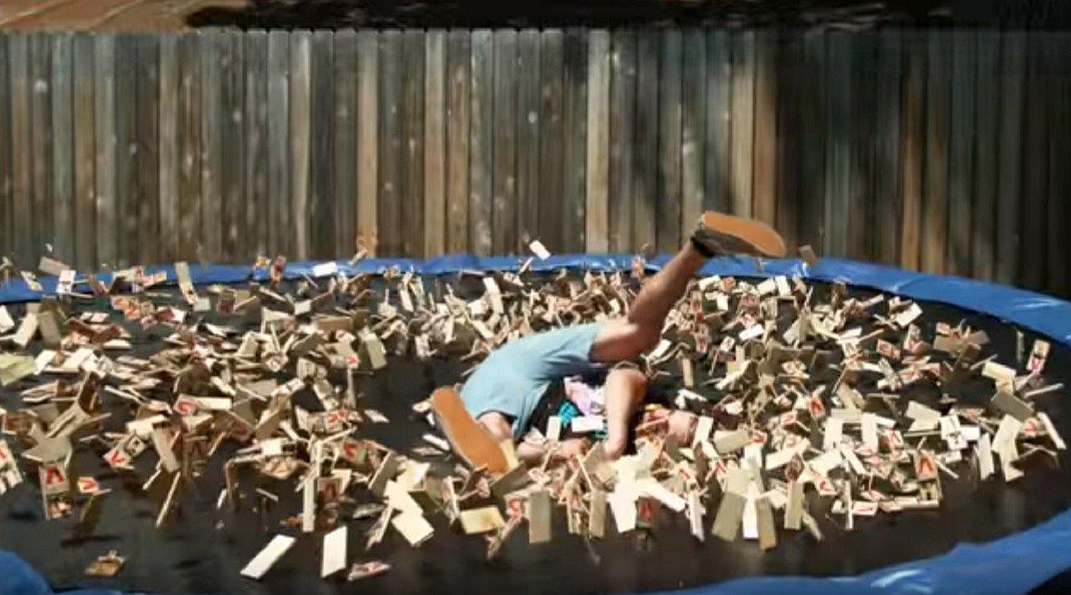 YouTube: Hombre se lanza a cama llena de trampas para ratones y sucede esto [VIDEO]