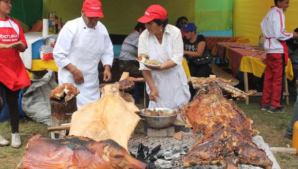 Variedad de comidas y danzas en Mixtura 